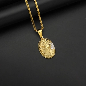 Collier en acier inoxydable plaqué or 18 carats avec pendentif portrait en relief