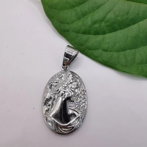 Vue détaillée du pendentif médaillon gaufré avec portrait de femme serti de zircons