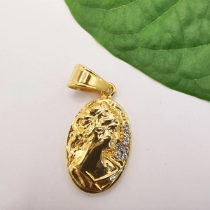 Détail du pendentif médaillon ovale en or 18k avec portrait en relief et cristaux brillants