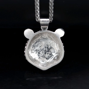 Pendentif panda hip hop argenté avec cristaux et dos ajouré sur une chaîne torsadée