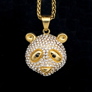 Collier hip hop doré avec pendentif tête de panda serti de cristaux sur fond noir
