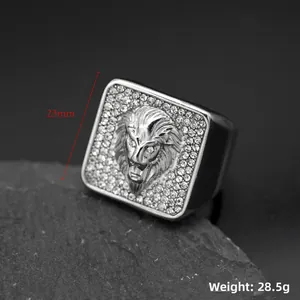 Dettaglio dell'anello leone hip hop che mostra larghezza 23mm e peso di 28,5g