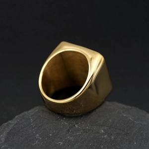 Anello sigillo da uomo in acciaio inossidabile placcato oro 18K su pietra naturale