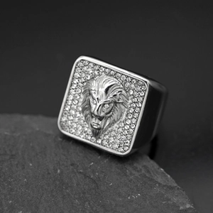 Anello da uomo in acciaio inox argento con testa di leone in rilievo e pietre su roccia