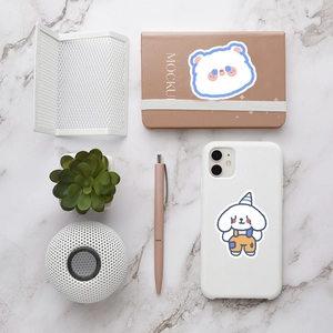 Détail d'autocollants mignons sur coque de téléphone et carnet avec fond en marbre
