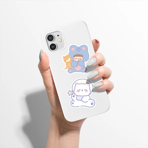 Détail de la coque iPhone blanche avec autocollants mignons d'ours et de fille