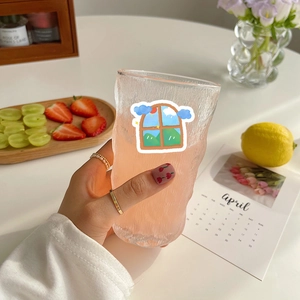 Handheld transparent glass cup with hammer texture and artistic scenery window pattern