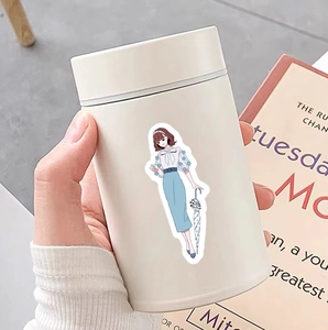 Thermos blanc mat avec autocollant de fille de dessin animé et fond de livre esthétique