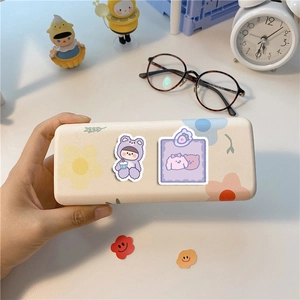 Adesivi carini con orso e coniglio su scatola portaoggetti bianco crema con fiori