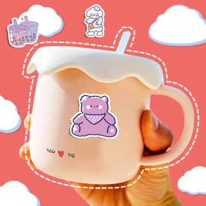 Adesivo orsetto viola su tazza rosa con coperchio panna e cannuccia decorativa
