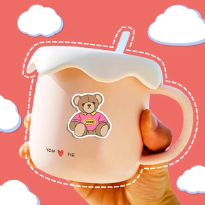 Mug en céramique ours mignon avec finition rose et couvercle ondulé blanc pour café