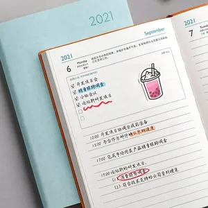 Agenda blu con graziosi adesivi snack e appunti colorati scritti a mano per il planning