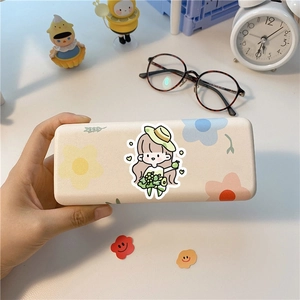 Custodia per occhiali color crema con illustrazione di ragazza cartoon e fiori