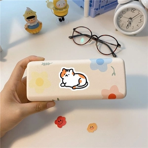 Custodia rigida per occhiali color crema con illustrazioni di gatti e fiori carini
