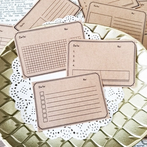 Bloc-notes rétro en papier kraft avec grilles et listes de contrôle sur plateau doré