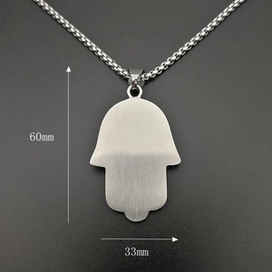 Détail du pendentif Main de Fatma argenté avec dimensions 60mm x 33mm sur fond noir