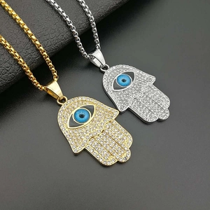 Détails des pendentifs main de Fatma en or et argent avec œil bleu et cristaux brillants