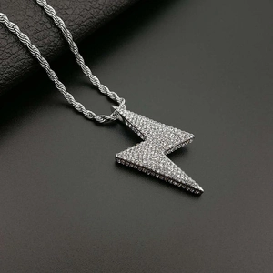 Hip-hop bliksemschicht hanger ketting met kristallen aan een zilveren koordketting