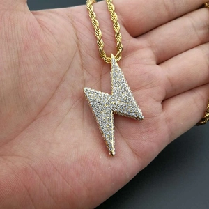 Hiphop bliksemschicht hanger ketting goud met fonkelende kristallen op een koordketting