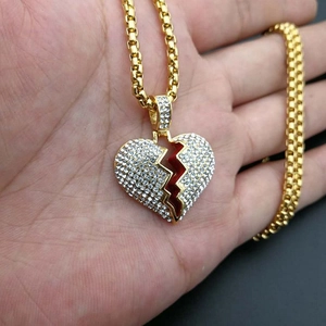 Colgante hip hop de corazón roto dorado con diamantes y esmalte rojo sobre cadena