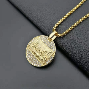 Collana con ciondolo L'Ultima Cena in acciaio inossidabile dorato con strass chiari.