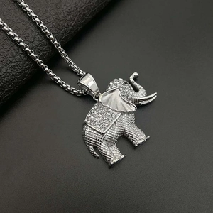 Collana con ciondolo a elefante hip hop in acciaio inossidabile con strass luccicanti