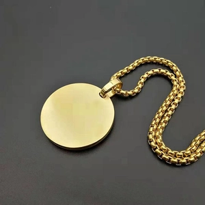 Collana hip hop in acciaio inossidabile dorato con grande ciondolo tondo da incidere