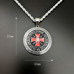 Knights Templar shield pendant necklace in 316L gold-plated steel with dimensions 57mm x 42mm
