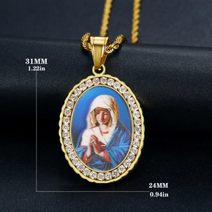 Ciondolo ovale Vergine Maria in acciaio al titanio dorato con cornice in zirconi e catena