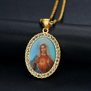 Ciondolo ovale Madonna dorata con cristalli bianchi e catena a corda