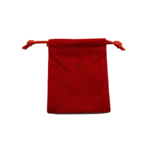 Roter Samtbeutel mit Kordelzug für Schmuck und Geschenke auf weißem Hintergrund
