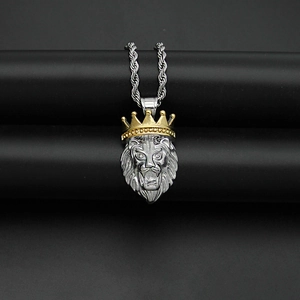 Primer plano del colgante cabeza de león hip hop con corona dorada y grabados plata