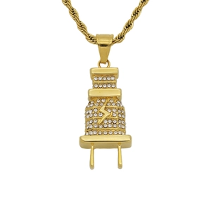 Collar hip-hop de acero inoxidable chapado en oro con colgante de enchufe iced out