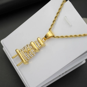 Collar hip hop con colgante de enchufe chapado en oro y cristales en cadena de cuerda