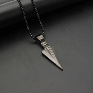 Collar para hombre con colgante de punta de lanza en acero negro con cadena box