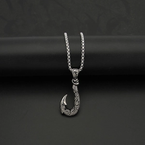 Vue détaillée du pendentif crochet d'ancre en argent avec gravures sur présentoir noir
