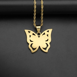 Collier hip-hop avec pendentif papillon doré ajouré, finition brossée et chaîne torsadée chic