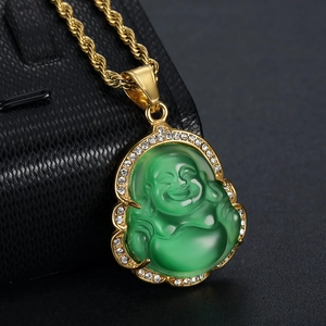 Pendentif Bouddha rieur œil de chat vert avec cristaux sur une chaîne de corde dorée
