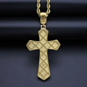 Collana con ciondolo a croce in acciaio dorato hip-hop con catena a maglia ritorta