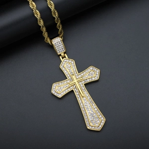 Collana con ciondolo a croce in titanio placcato oro hip hop con diamanti e catena a corda