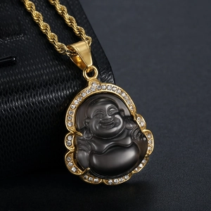 Pendentif Bouddha noir avec monture dorée sertie de diamants et chaîne torsadée