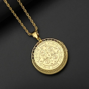 Collar de medalla de San Benito dorado con colgante grabado y cadena de cuerda clásica