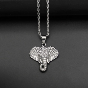 Collana con ciondolo a testa di elefante ghiacciato con strass e catena a corda