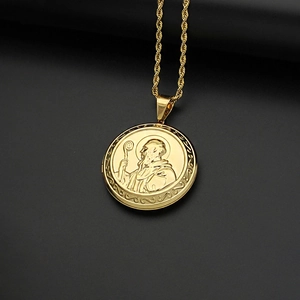 Colgante relicario San Benito dorado con relieve religioso y cadena de cuerda