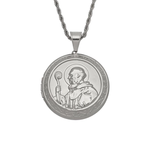 Vista de cerca del relicario de San Benito en plata con grabado religioso en relieve