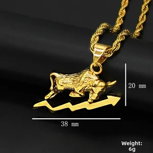 Collier avec pendentif taureau doré en acier inoxydable marchant sur une flèche