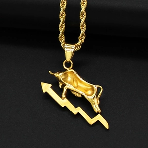 Pendentif taureau doré avec flèche vers le haut sur un fond noir élégant