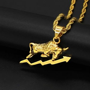 Pendentif taureau doré en acier inoxydable 316 avec chaîne corde montrant la tendance