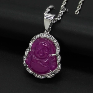 Colgante de Buda Maitreya morado con cristales brillantes y cadena de plata trenzada