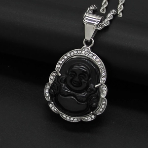 Detalle del colgante de Buda Maitreya con calcedonia negra y pedrería en cadena de cuerda